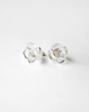 將圖片載入圖庫檢視器 HARIO Lampwork Factory 手工玻璃耳針/透明山茶花