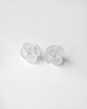 將圖片載入圖庫檢視器 HARIO Lampwork Factory 手工玻璃耳針/霧白山茶花