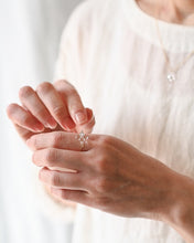 將圖片載入圖庫檢視器 HARIO Lampwork Factory 手工玻璃戒子/白色小花