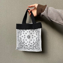 將圖片載入圖庫檢視器 KNT365 Co-Knitty- Paisley White可摺疊針織百褶手提袋