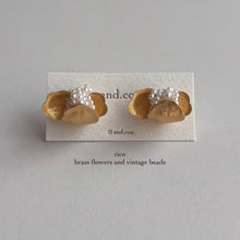 將圖片載入圖庫檢視器 and.cou- ears/ rico/ brass flowers and vintage beads