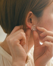 將圖片載入圖庫檢視器 HARIO Lampwork Factory 手工玻璃耳針/透明山茶花