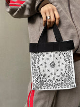 將圖片載入圖庫檢視器 KNT365 Co-Knitty- Paisley White可摺疊針織百褶手提袋