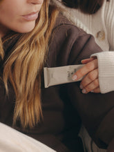 將圖片載入圖庫檢視器 SALT & STONE 護手霜- 檀木及岩蘭草