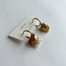 將圖片載入圖庫檢視器 and.cou- ears/mari/ vintage baby pearl beads & brass flower
