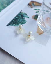 將圖片載入圖庫檢視器 Lueur- AJISAI EARRINGS 1 -ivory