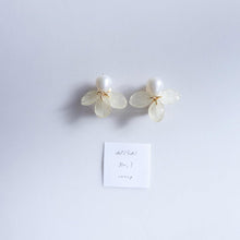 將圖片載入圖庫檢視器 Lueur- AJISAI EARRINGS 1 -ivory