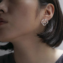 將圖片載入圖庫檢視器 HARIO Lampwork Factory 手工玻璃耳針/透明山茶花