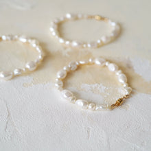 將圖片載入圖庫檢視器 temtem 14KGF 巴洛克珍珠磁吸扣手鍊 MG-B002