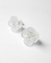 將圖片載入圖庫檢視器 HARIO Lampwork Factory 手工玻璃耳針/霧白山茶花