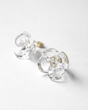 將圖片載入圖庫檢視器 HARIO Lampwork Factory 手工玻璃耳針/透明山茶花