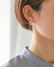 將圖片載入圖庫檢視器 HARIO Lampwork Factory 手工玻璃耳針/透明山茶花