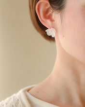 將圖片載入圖庫檢視器 HARIO Lampwork Factory 手工玻璃耳針/霧白山茶花