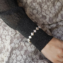 將圖片載入圖庫檢視器 temtem 14KGF 磁吸花形珍珠手鏈 MG-B013