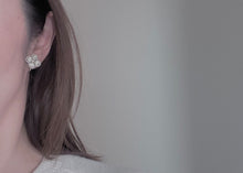 將圖片載入圖庫檢視器 nimelt- ears/ soufflé flower