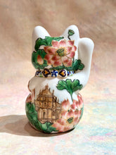 將圖片載入圖庫檢視器 京都百年陶窯色繪招財貓 澳門限定版「荷花大三巴牌坊」