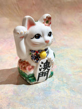 將圖片載入圖庫檢視器 京都百年陶窯色繪招財貓 澳門限定版「荷花大三巴牌坊」
