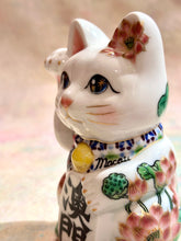 將圖片載入圖庫檢視器 京都百年陶窯色繪招財貓 澳門限定版「荷花大三巴牌坊」