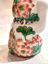 將圖片載入圖庫檢視器 京都百年陶窯色繪招財貓 澳門限定版「荷花大三巴牌坊」