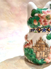 將圖片載入圖庫檢視器 京都百年陶窯色繪招財貓 澳門限定版「荷花大三巴牌坊」