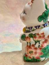 將圖片載入圖庫檢視器 京都百年陶窯色繪招財貓 澳門限定版「荷花大三巴牌坊」