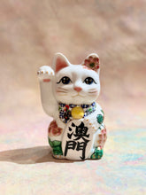 將圖片載入圖庫檢視器 京都百年陶窯色繪招財貓 澳門限定版「荷花大三巴牌坊」