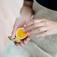 將圖片載入圖庫檢視器 ANDREA GARLAND 英國香氣護唇膏指緣油 愛麗斯和撲克