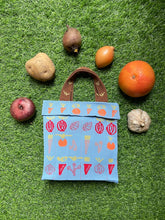 將圖片載入圖庫檢視器 KNT365 Co-Knitty- Vegetable Lt.blue可摺疊針織百褶手提袋