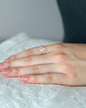 將圖片載入圖庫檢視器 HARIO Lampwork Factory 手工玻璃戒子/白色小花