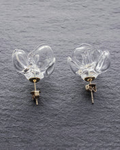 將圖片載入圖庫檢視器 HARIO Lampwork Factory 手工玻璃耳針/透明山茶花