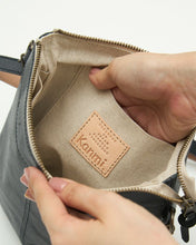 將圖片載入圖庫檢視器 Kanmi. fuwari Slim Shoulder Bag B25-19

