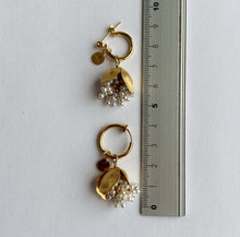 將圖片載入圖庫檢視器 and.cou- ears/mari/ vintage baby pearl beads &amp; brass flower
