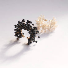 將圖片載入圖庫檢視器 accessory.Nui- ear cuff Rowan White/ Black
