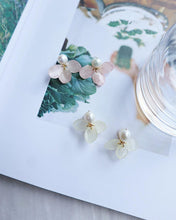 將圖片載入圖庫檢視器 Lueur- AJISAI EARRINGS 1 -ivory
