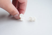 將圖片載入圖庫檢視器 accessory.Nui- earrings frost crystal × white coral / no4
