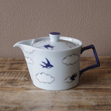 將圖片載入圖庫檢視器 伊万里燒雲與燕子茶壼
