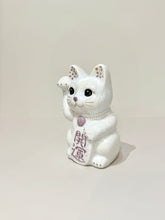 將圖片載入圖庫檢視器 京燒花結晶招財貓14cm- 白色 x 紫字開運
