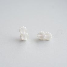 將圖片載入圖庫檢視器 accessory.Nui- earrings frost crystal × white coral / no4
