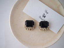將圖片載入圖庫檢視器 sheep.accessory｜Earrings｜方形煤精石 x 啞白米珠
