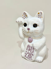 將圖片載入圖庫檢視器 京燒花結晶招財貓14cm- 白色 x 紫字開運
