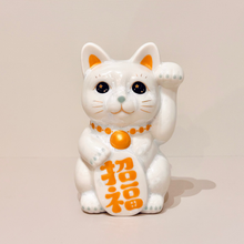 將圖片載入圖庫檢視器 京燒花結晶招財貓14cm- 白身金字金頸圈招福
