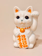將圖片載入圖庫檢視器 京燒花結晶招財貓14cm- 白身金字金頸圈招福

