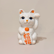 將圖片載入圖庫檢視器 京燒花結晶招財貓14cm- 白身橙小花橙字招福
