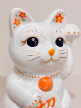 將圖片載入圖庫檢視器 京燒花結晶招財貓14cm- 白身橙小花橙字招福
