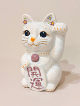 將圖片載入圖庫檢視器 京燒花結晶招財貓14cm- 白身紫小花紫字開運
