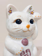 將圖片載入圖庫檢視器 京燒花結晶招財貓14cm- 白身紫小花紫字開運
