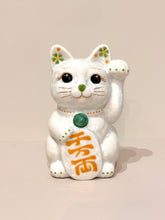 將圖片載入圖庫檢視器 京燒花結晶招財貓14cm-白身綠小花金字千萬兩
