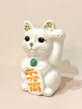 將圖片載入圖庫檢視器 京燒花結晶招財貓14cm-白身綠小花金字千萬兩
