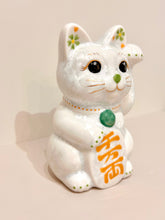 將圖片載入圖庫檢視器 京燒花結晶招財貓14cm-白身綠小花金字千萬兩
