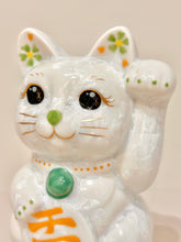 將圖片載入圖庫檢視器 京燒花結晶招財貓14cm-白身綠小花金字千萬兩
